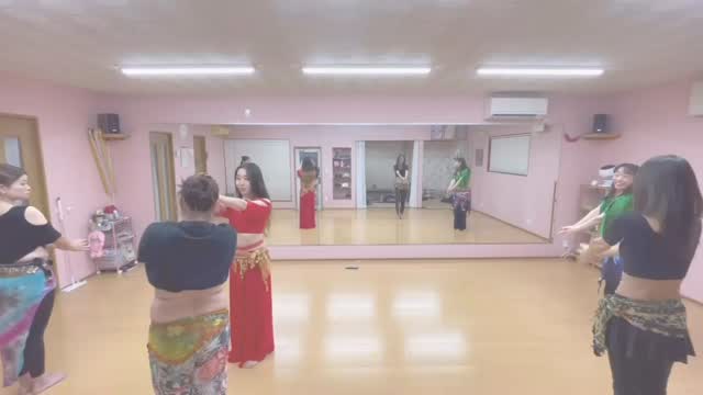 お正月明け、今年最初のレッスンでした🎍✨
笑う門には福来る。
めちゃくちゃ楽しいレッスンに✨
そして今日から
オリエンタルスタイルとしてスタート。
ベリーダンスならではのしなやかさや品、ほんの少しのアクセントやニュアンスを意識しながら、より優雅に踊れるようレッスンしました✨

今年も、一歩ずつ丁寧に❤️

#ベリーダンス
#和歌山ダンス
#大人の習い事
#オリエンタルダンス
#ヤッラーヤッラーベリー