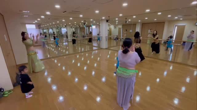 親子でベリーダンス♡

1歳ちゃんも手拍子で参加👏
みんなで踊るって楽しいね✨

✧˖°━━━━━━━°˖✧
親子で一緒に楽しめるレッスンです🌙
気になる方はお気軽に
公式サイト またはDMからどうぞ💌
✧˖°━━━━━━━°˖✧

#ベリーダンス
#親子習い事
#和歌山市習い事
#子連れOK
#ヤッラーヤッラーベリー
@yalla_yalla_belly_misaki