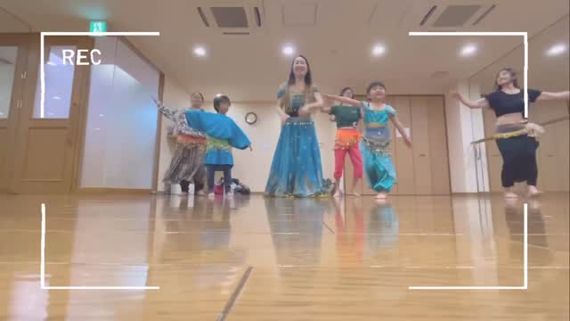 親子でベリーダンス

📍場所：かるがもホール2階
🗓日時：第3水曜日 15:00〜15:45
💰大人1,000円／子ども無料

今回も元気いっぱい踊ってくれました♡

体験・お問い合わせはDMにて📩
お気軽にどうぞ✨

#親子ベリーダンス
#和歌山ベリーダンス
#子連れOK
#ママのリフレッシュ
#ヤッラーヤッラーベリー
@yalla_yalla_belly_misaki